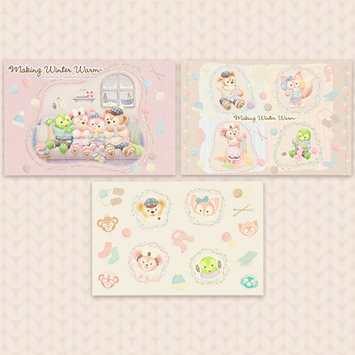 ポストカードの2つの絵柄とシールを並べた公式イメージ。室内で4人が並ぶ場面と、それぞれを枠で囲んだ絵柄が見えます。