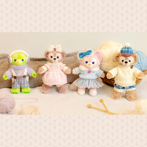 冬の衣装のバッジを並べたイメージ。右端がダッフィー116002150で、他のキャラクターは別の商品です。