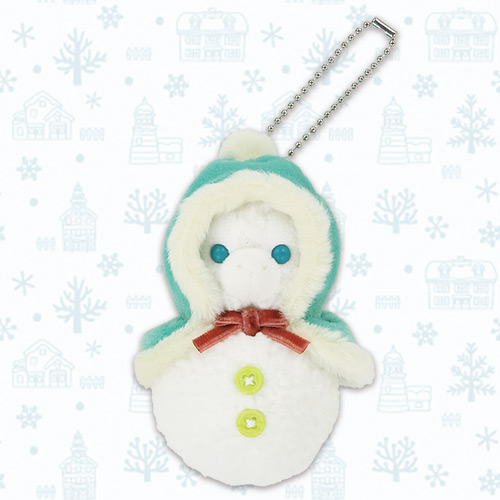 正面。緑色のフード付きケープ、赤茶色のリボン、黄緑色のボタンが付いた雪だるま姿。