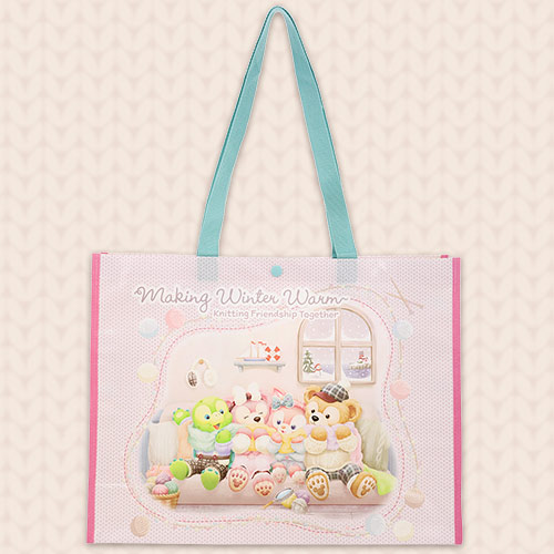 正面の絵柄。窓のある部屋で過ごすダッフィーたちと、毛糸などの冬のモチーフが描かれています。