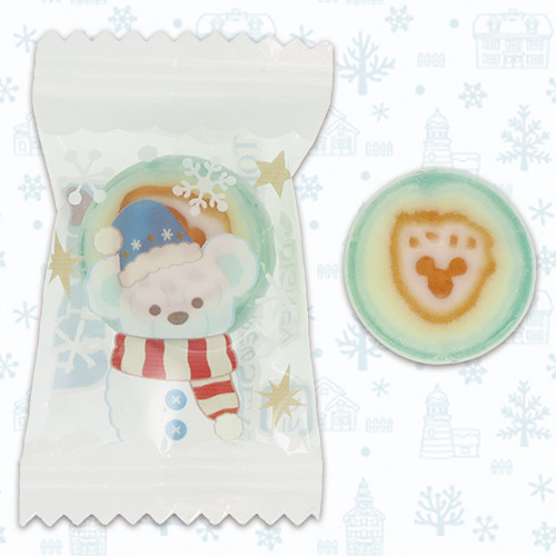 個包装とキャンディーの拡大。包みの雪の結晶や星、丸いキャンディーの中央に見えるダッフィーの顔の模様。