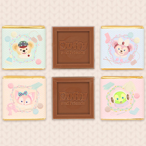 個包装とチョコレート本体の拡大。4キャラクターの包みと、ロゴの入った四角いチョコレートが見えます。