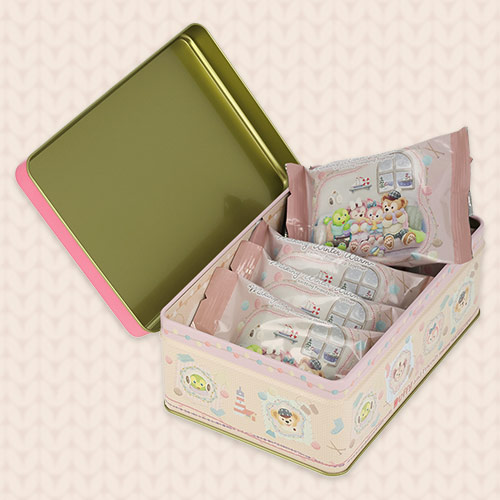 開いた缶の写真。深さのある角型の缶に、個包装のパウンドケーキが並んでいます。