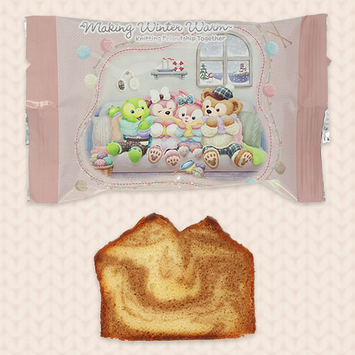 個包装とケーキの拡大。室内で過ごすダッフィーたちの絵柄と、濃淡のあるケーキの断面を確認できます。