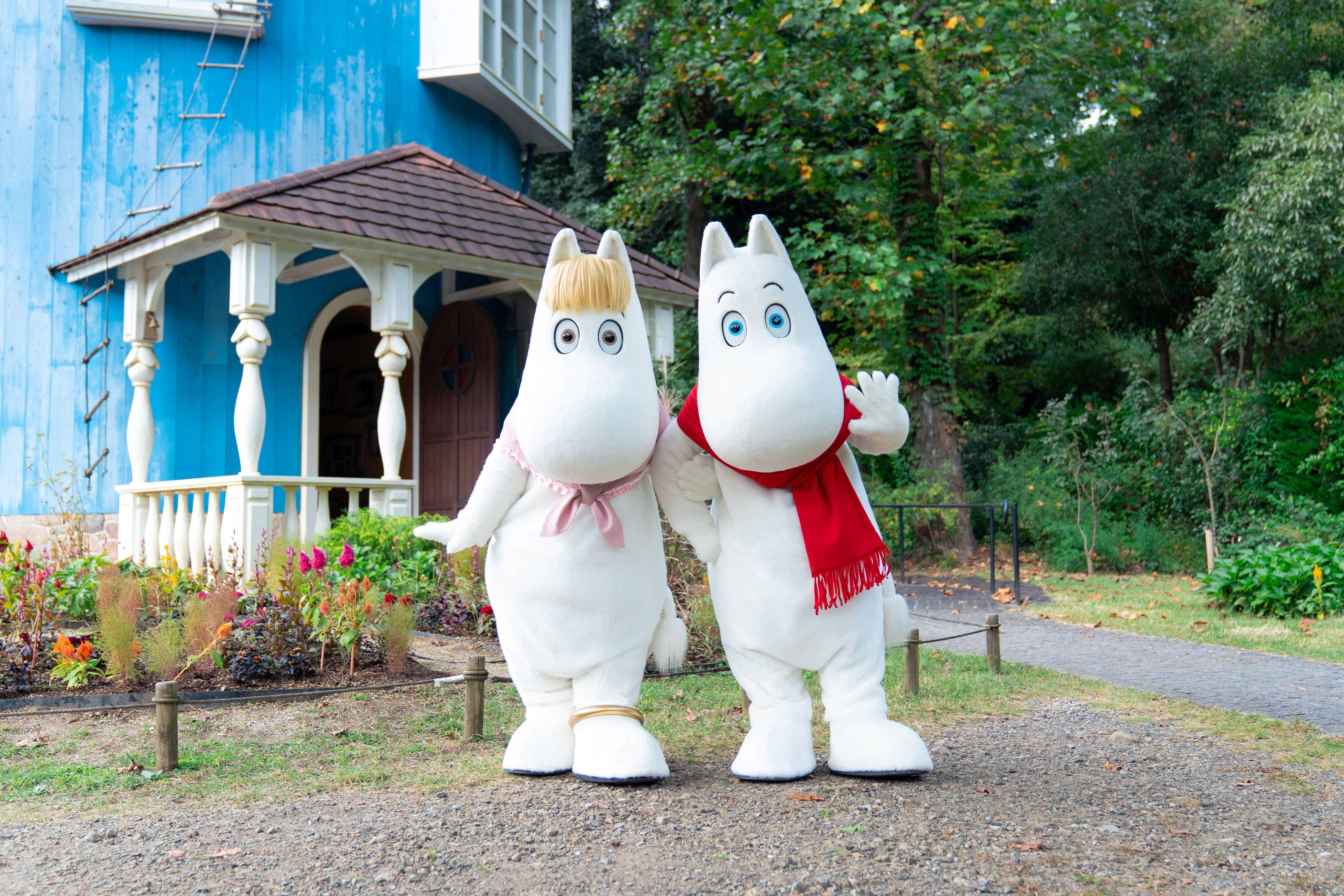 冬の装いのムーミントロールとスノークのおじょうさんの公式グリーティングイメージ