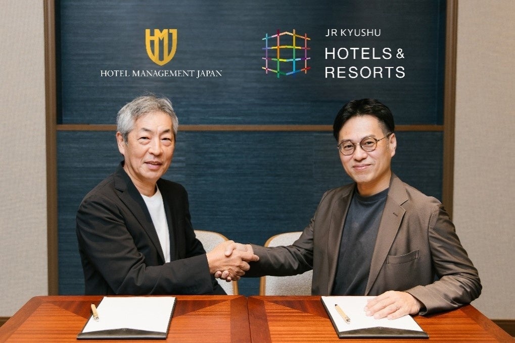 契約締結の正式配布写真。左はホテルマネージメントジャパン荒木潤一氏、右はJR九州ホテルズアンドリゾーツ角谷英彦氏（発表元の表記）