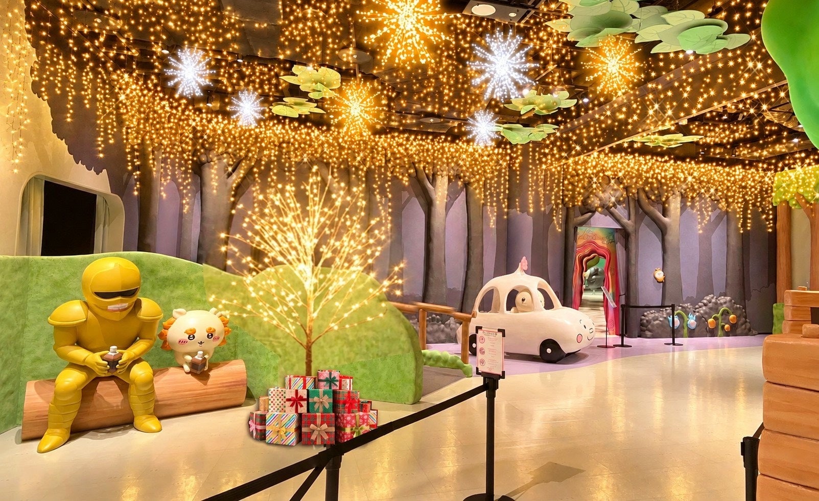 室内展示とツリーのクリスマス装飾イメージ。現在の現地写真ではありません